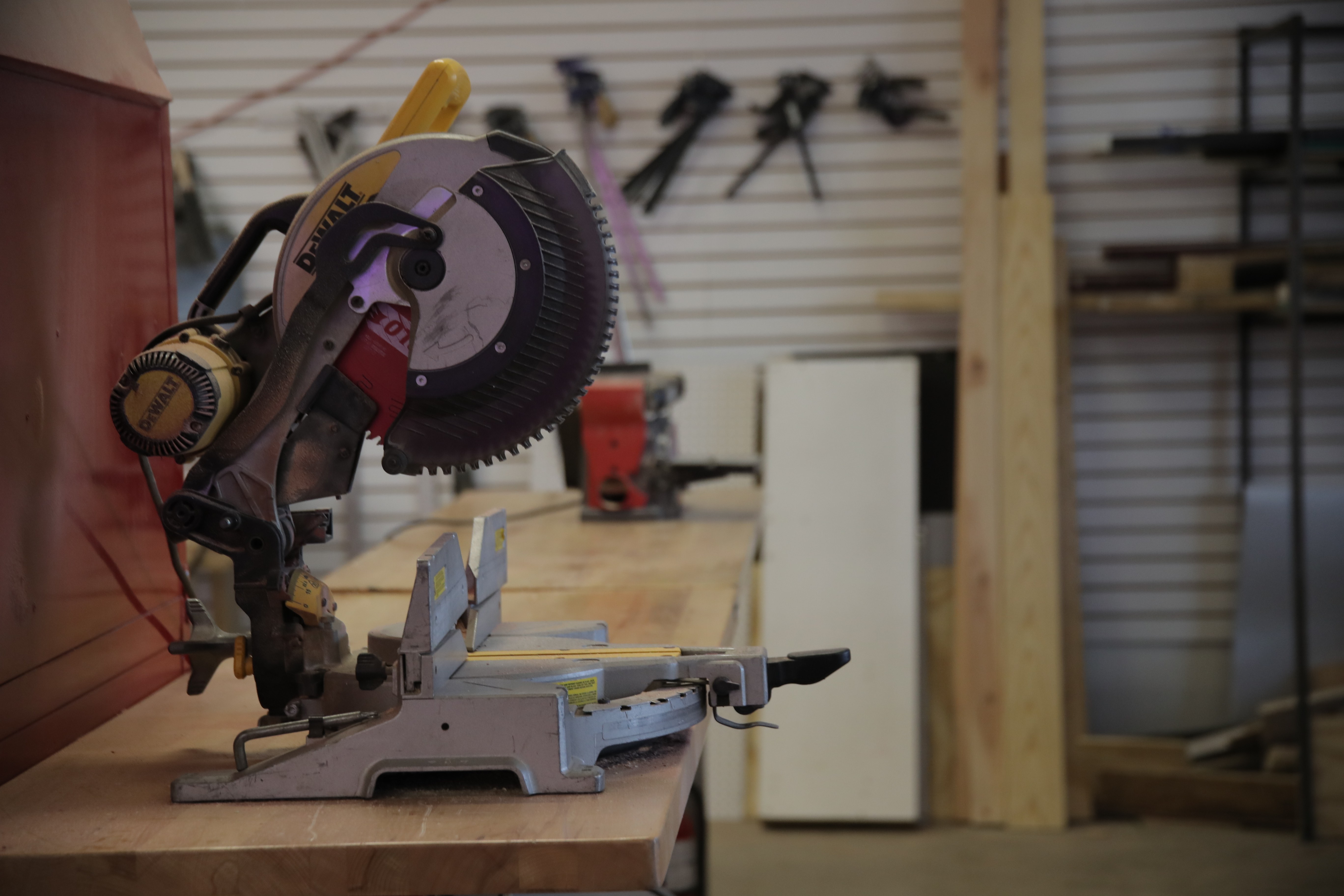Miter saw for precise cutting